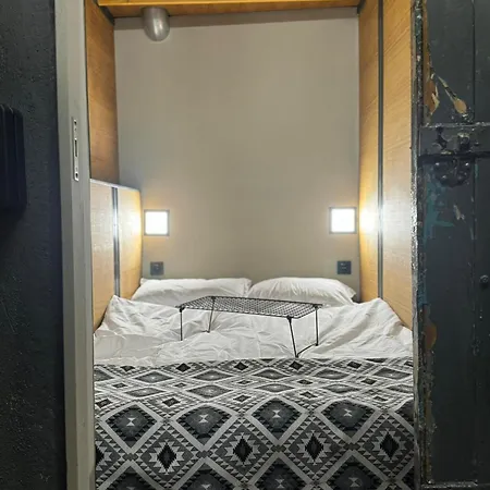 Swed Cab Embassy Hostel Warna