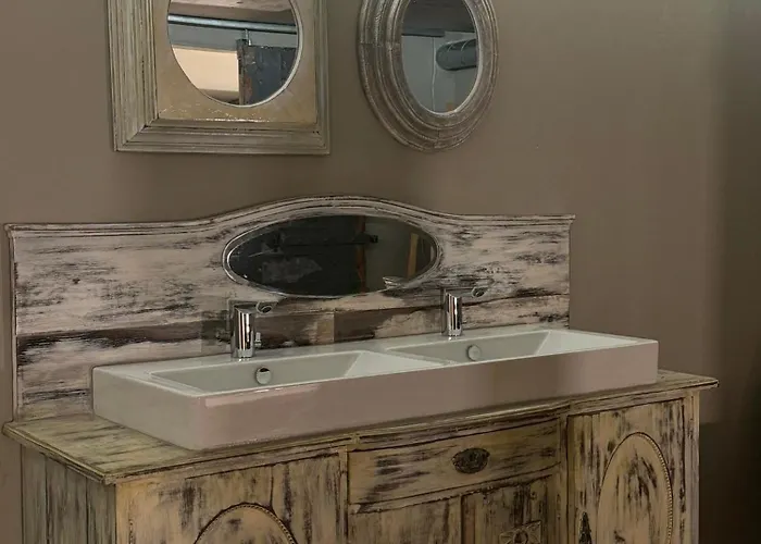 Swed Cab Embassy Hostal *